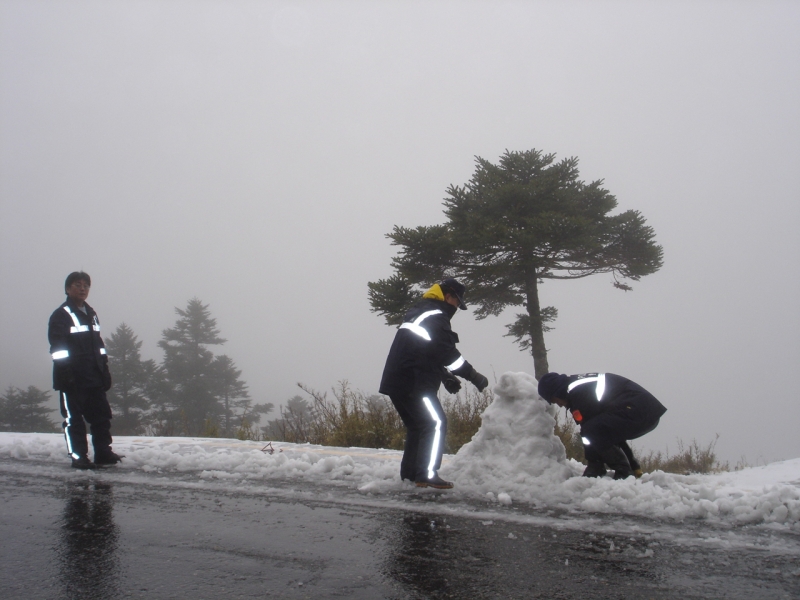 辛苦的警察,還要堆雪人吸引遊客以刺激觀光業