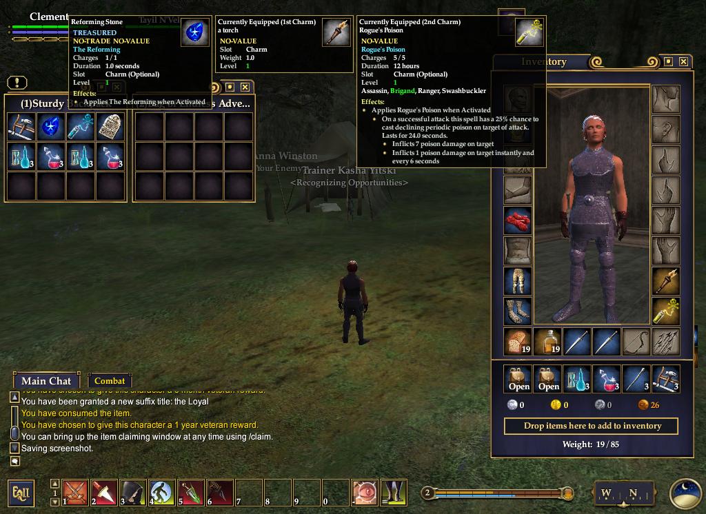 物品欄，滑鼠移到可裝備物品上會顯示目前已裝備的物品以供比較。