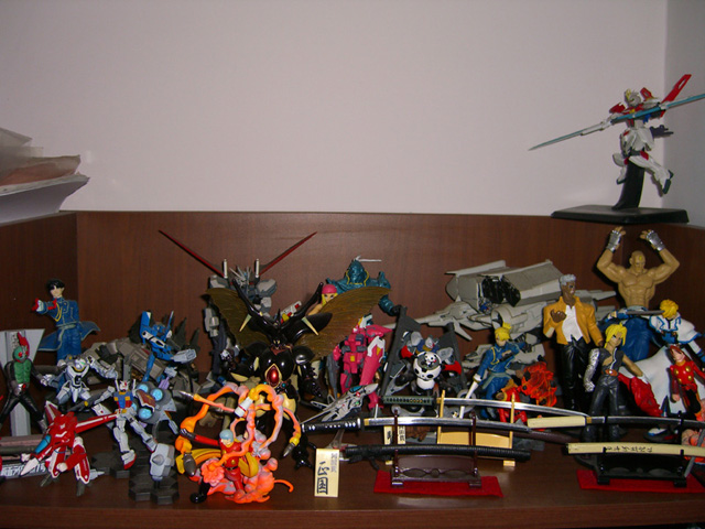 雜七亂八的一堆盒玩