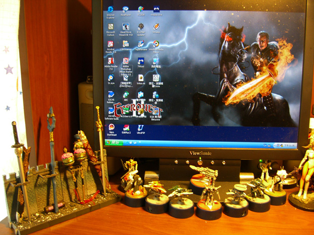 旁邊的是 真•三國無雙的兵器可惜抽不到曹操那把劍 只有劉備 和 孫堅....