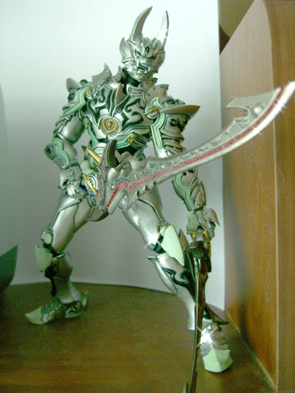 手上的是 "銀狼劍"