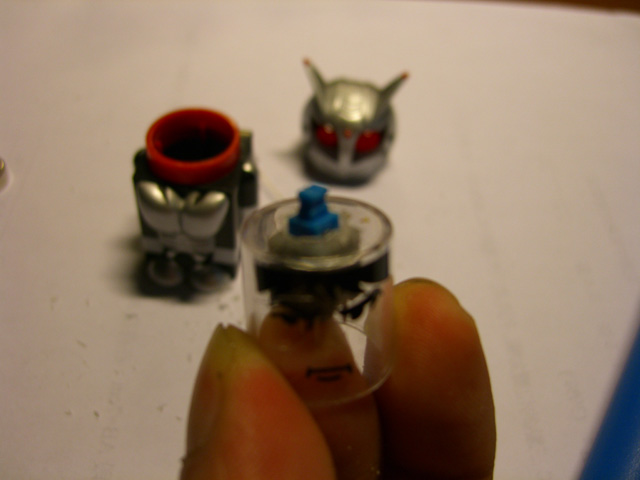 洞的大小，要剛好能放進開關